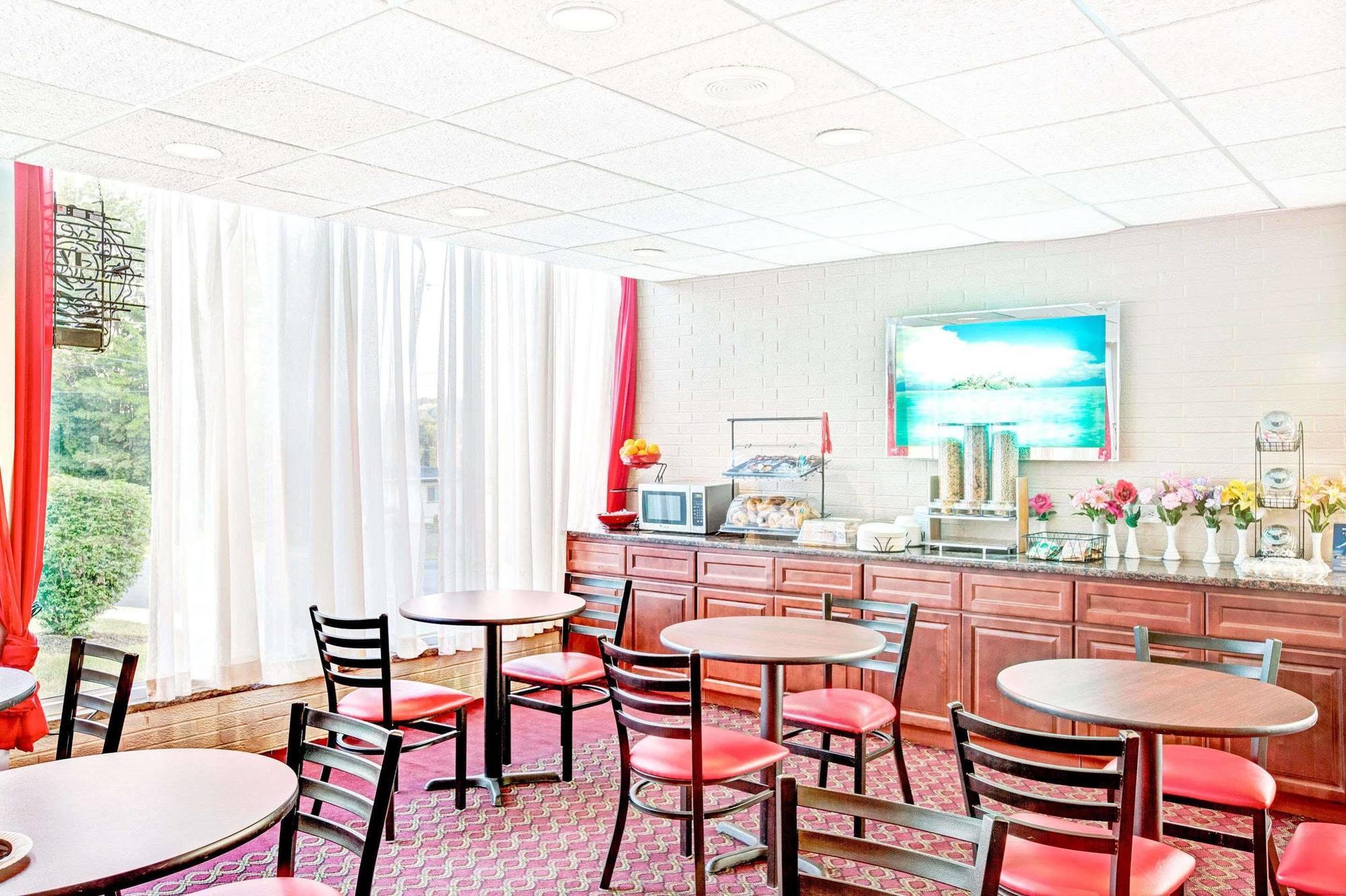 Hotel Ramada By Wyndham Rockaway Extérieur photo